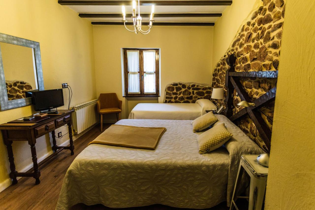 Posada Real La Montanesa Corrales De Buelna エクステリア 写真